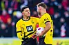 Jadon Sancho und Niclas Füllkrug stehen nebeneinander, Füllkrug mit Ball in der Hand