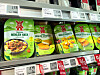 Packungen mit veganem Hack und Schnitzel im Kühlregal.