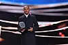 Lewis Hamilton mit der FIA-Trophäe