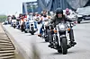 Biker fahren über die Elbbrücken