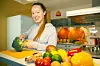 Eine Frau schneidet in der Küche Gemüse