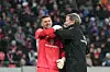 HSV-Torwart Daniel Heuer fernandes (l.) wird in Freiburg von Teamarzt Götz Welsch behandelt.