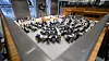 Die Abgeordneten sitzen während einer Sitzung im niedersächsischen Landtag.