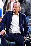 Marvin Willoughby im Anzug am Spielfeldrand.