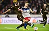 Jackson Irvine geht im Derby-Hinspiel gegen HSV-Profi Miro Muheim rustikal zur Sache