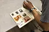 Ein Blick in die Vergangenheit: Christian mit einem alten Fotoalbum.