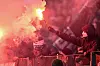 Ein maskierter Fan zündet während der Partie zwischen Hannover und Braunschweig Pyrotechnik
