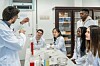 Auch in den Naturwissenschaften (hier Chemieunterricht) machten Hamburger Schüler ein paar Plätze gut.