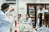 Auch in den Naturwissenschaften (hier Chemieunterricht) machten Hamburger Schüler ein paar Plätze gut.