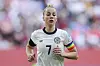 Giulia Gwinn schaut beim Laufen zum Boden