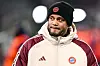 Vincent Kompany in Winterjacke und Mütze im Stadion