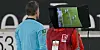 Felix Brych schaut sich die entscheidende Szene an und trifft daraufhin eine krasse Fehlentscheidung.