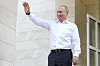 Ein Winken zum Abschied? Russlands Präsident Wladimir Putin auf den Stufen seiner Sommerresidenz nahe Sotschi.