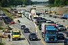 Autos und LKW fahren über die A7 zwischen den Anschlussstellen Bahrenfeld und Othmarschen in Richtung Süden. (Archivbild)