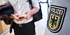 Die Polizei kontrolliert am Hamburger Flughafen, ob Einreisende ein gültiges negatives Corona-Testergebnis vorweisen können.