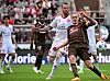 Jackson Irvine im Duell mit Düsseldorfs Daniel Ginczek