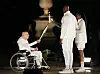 Charles Coste übergibt die olympische Fackel an Teddy Riner