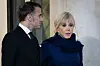 Emmanuel Macron und Brigitte Macron stehen nebeneinander.