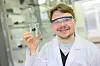 Dennis Kollofrath, wissenschaftlicher Mitarbeiter am Institut für Anorganische Chemie, zeigt ein Hydrogel in einem Reagenzglas.