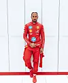 Lewis Hamilton posiert erstmals im Rennfahreranzug von Ferrari