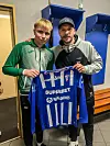 Lukas Podolski hält sein Trikot mit Jakub Siedlecki in die Kamera