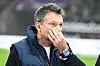 Sportvorstand Christian Heidel greift sich an die Nase.
