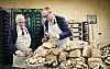 Bundeskanzler Friedrich Merz (CDU, r) und Peter Tschentscher (SPD, l), Erster Bürgermeister von Hamburg, stehen in der Backstube der Brotmanufaktur Sören Korte bei einem Besuch auf dem Handwerkerhof Meistermeile. Merz war zu seinem Antrittsbesuch in Hamburg.