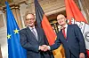 Erster Bürgermeister Peter Tschentscher (SPD) begrüßt Bundeskanzler Friedrich Merz (CDU) bei dessen Ankunft im Hamburger Rathaus.