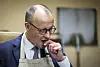 Bundeskanzler Friedrich Merz (CDU) probiert ein Stück Brot in der Backstube der Brotmanufaktur.