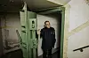 Ronald Rossig vom Verein „Unter Hamburg“ an der tonnenschweren Bunkertür