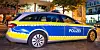 Vor der Roten Flora wurde jeweils ein Reifen zweier Streifenwagen zerstochen.