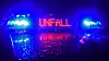 Blaulicht und der LED- Schriftzug 'Unfall' auf dem Dach eines Polizeistreifenwagen.