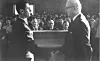 1963 heißt der damals 18 Jahre alte Uwe Barschel (l.) den NS-Kriegsverbrecher Karl Dönitz an seiner Schule in Geesthacht willkommen. Der „Admiral des Teufels“ durfte vor 50 Schülern und Lehrern unwidersprochen seine Thesen ausbreiten.