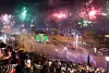 Schaulustige beobachten Silvester das Feuerwerk an den Hamburger Landungsbrücken. (Archivbild)