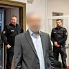 Der Angeklagte steht vor der erwarteten Urteilsverkündung im Gerichtssaal.