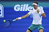 Alexander Zverev schlägt gegen den Tennisball
