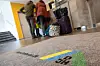 Eine Familie kommt in einer Jugendherberge an.