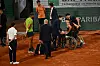 Alexander Zverev wird verletzt vom Platz gefahren.