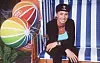 Sonja Zietlow sitzt eine Mütze tragend in einem Strandkorb. Neben ihr hängen Bälle in Regenbogenfarben mit dem Sat.1-Logo. (Archivbild)