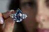 Eine Mitarbeiterin des Auktionshauses Christie's zeigt während einer Vorschau den „Bleu Royal“.