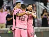 Lionel Messi (r.), Jordi Alba und Luis Suarez liegen sich in den Armen.