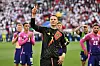 Klares Zeichen: Manuel Neuer feiert nach dem 2:0 gegen Ungarn mit dem Victory-Zeichen.