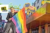 Lukas Delish mit Regenbogenfahne
