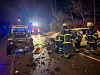 An den Fahrzeugen entstand Totalschaden. Die Straße glich einem Trümmerfeld.