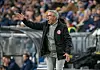 Mainz-Trainer Urs Fischer gibt Anweisungen von der Seitenlinie