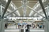 Fluggäste gehen durch die Abflughalle in Terminal 2 am Hamburger Flughafen