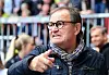 Ewald Lienen zeigt nach vorne