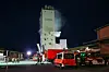 Seit mehr als 24 Stunden brennt es in dem rund 40 Meter hohen Getreidesilo in Wesselburen.