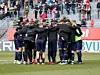 Die Spieler von Waldhof Mannheim bilden einen Mannschaftskreis.