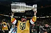 Jonathan Marchessault hebt die Stanley Cup Trophäe über seinen Kopf.